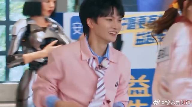 周深宋雨琦被机器人吓坏 沙溢：跟宋雨琦有点像，绝了！