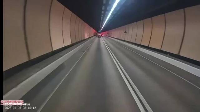 尴尬的事故，摩托车手顺滑换车