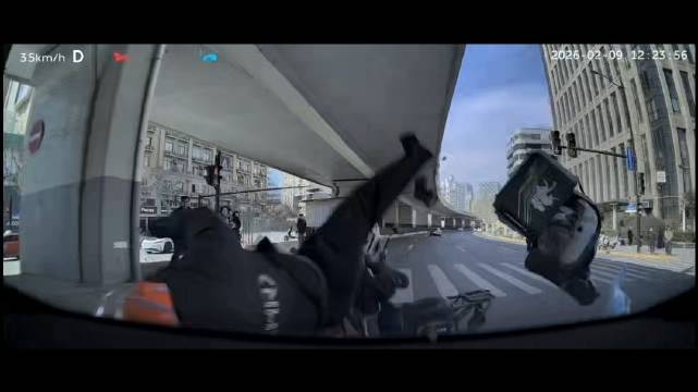 这鬼探头，猝不及防啊 这是哪位车友的蔚来？交警责任怎么定的？