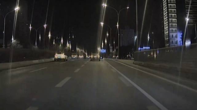 先扔水瓶又别停视频车下车辱骂，这位司机的操作嚣张违法又危险！