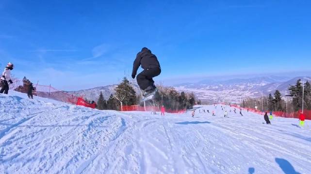 单板滑雪者起飞视野不佳险撞人，松花湖雪景引期待
