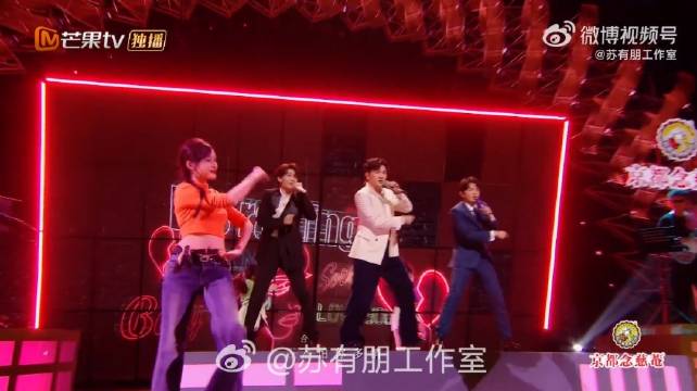 苏有朋与年轻艺人同台状态惊艳，年龄差20岁魅力不减