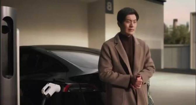 蔚来汽车最新广告，嘲笑特斯拉