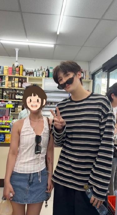 网友们是如何从调侃“脊柱侧弯”转变为称赞王安宇“男友感”的？