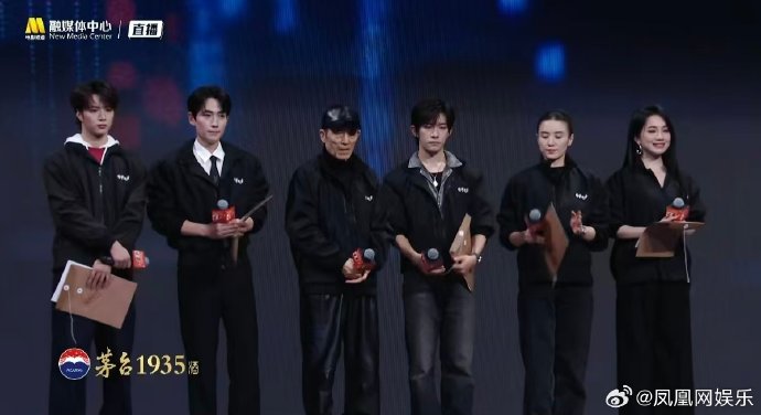 张艺谋导演是如何评价易烊千玺从《满江红》到《惊蛰无声》的表演成长的？