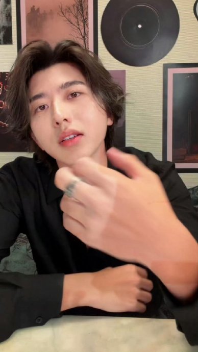 有求必应！蔡徐坤暌违七年直播，粉丝刷屏点《情人》他秒安排