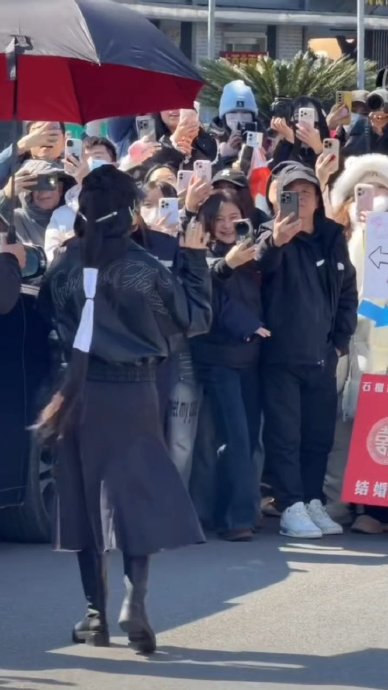 虞书欣粉丝看到应援棒被收走后，都有哪些具体的反应？