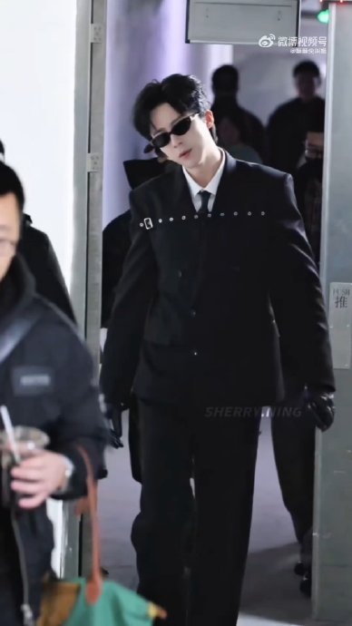 刘宇宁在《你好星期六》春节特辑中的墨镜造型有哪些具体细节？