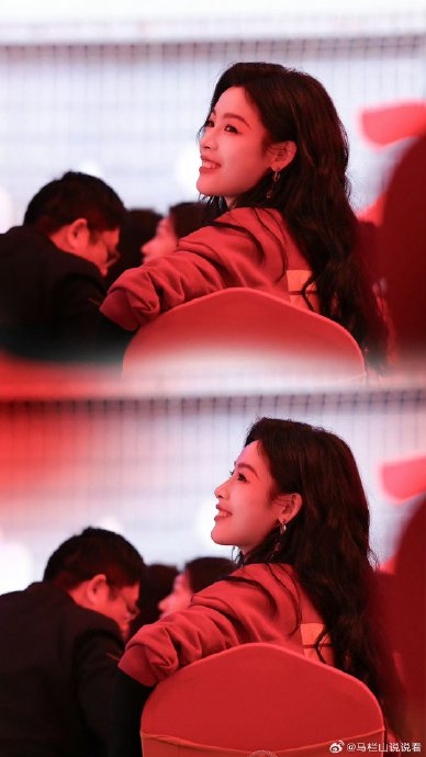 2026年中国电影新春嘉年华上，成龙为何特意向陈丽君竖起大拇指？