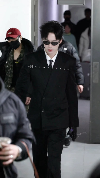 刘宇宁此次《你好星期六》的西装墨镜造型细节上有何亮点？