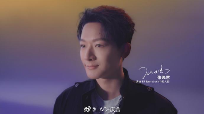 张晚意林允希林娜依高跨界贺岁！三人与奥迪E5合演“移动时尚大片”