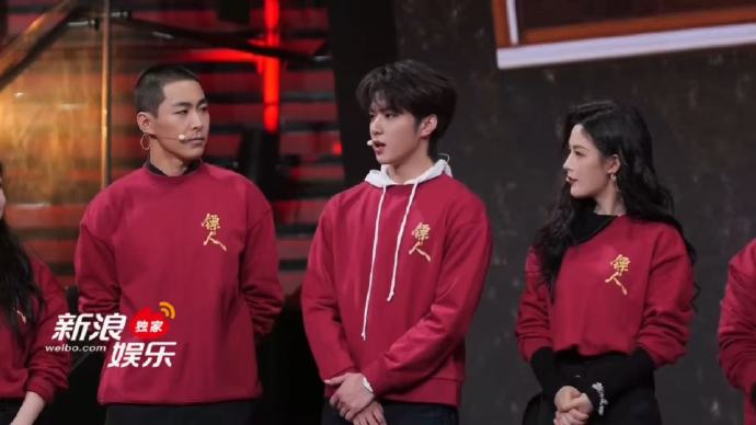 在拍摄《镖人》期间，张译、吴京等前辈给了刘耀文哪些具体的指导和帮助？