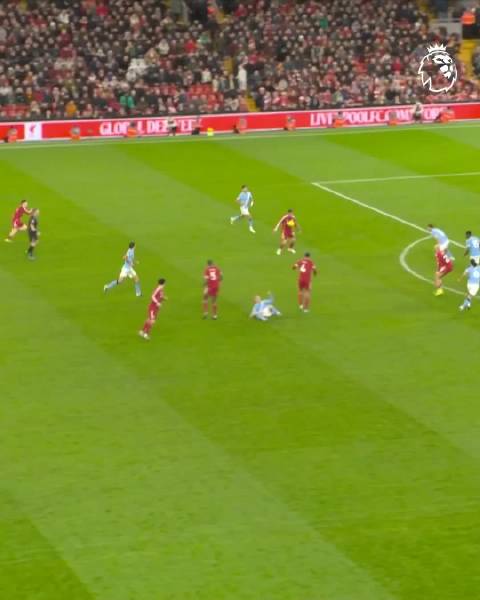 吉吉·多纳鲁马（26）对阵利物浦的这次关键扑救…… 瓜迪奥拉的反应说明了一切