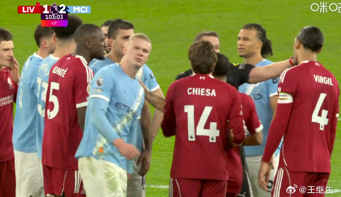 曼城球员哈兰德在冲突中也有拉扯动作，为何他只得到黄牌而索博被罚下？