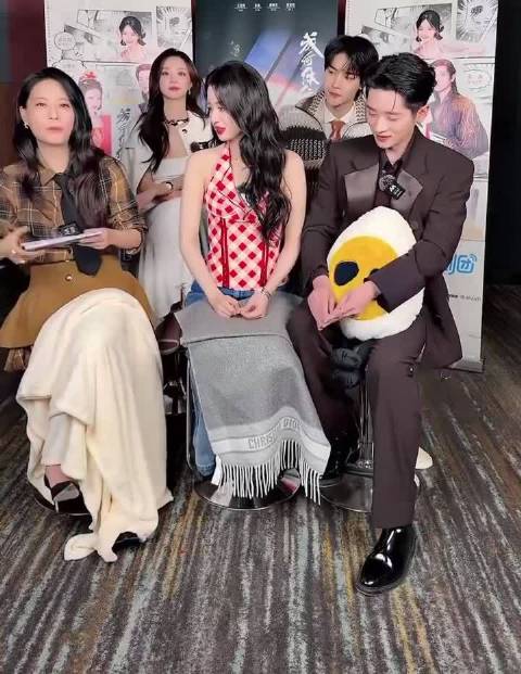 丞磊片场显绅士风度，避碰王楚然腿与手主动捡纸屑