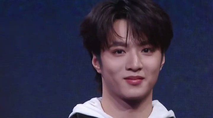 张艺谋称赞刘耀文非常沉稳，适合吃演员这碗饭