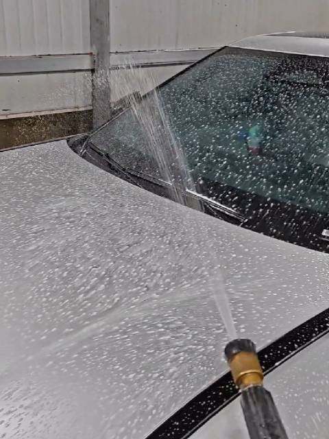 春节自助洗车需求激增，泡沫耗尽引车主无奈