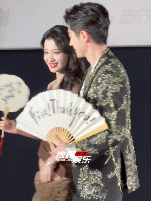 复刻暴君名场面！谁懂丞磊红着耳朵伸手把王楚然拦腰搂回身边 爱看多演！