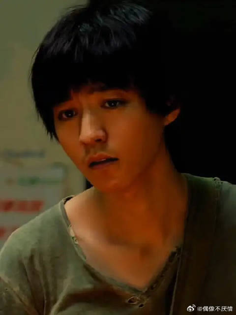 哥哥自己也是个流浪少年，却拼命想让毫无血缘关系的弟弟走出黑暗！