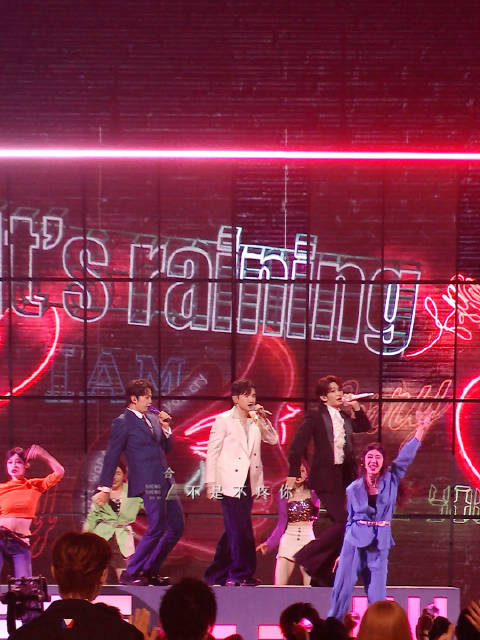 苏有朋与王赫野颜人中同台跳舞年龄差引惊叹