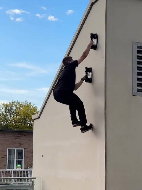 小哥用电动吸盘玩攀爬，蜘蛛侠看了都要直呼高手！