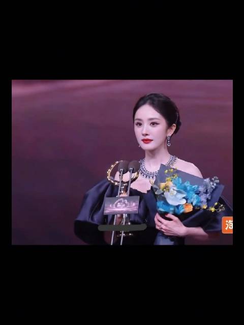 杨幂微博QUEEN姐看颁奖人那眼神哈哈哈哈哈哈 杨幂体面人，恭喜幂姐！