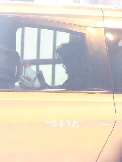 进了车以后给了自己几秒钟时间充电再整理书包这好好梦…同频充电中