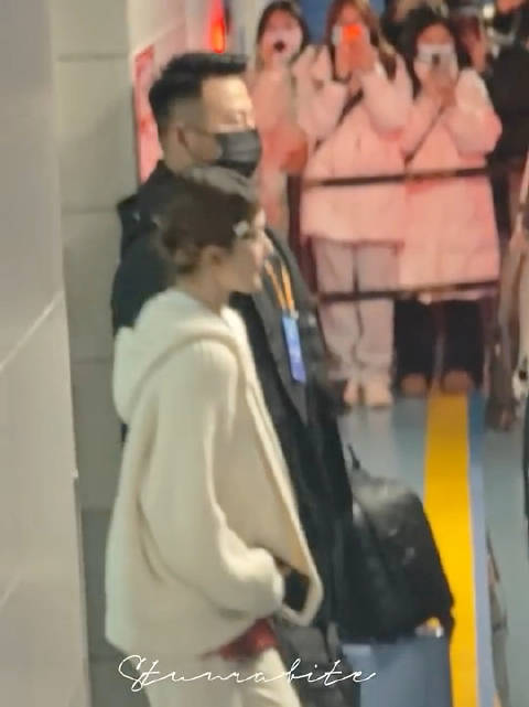 赵露思双丸子头造型录制综艺