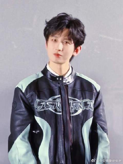 给猫猫吓得赶紧裹了裹衣服