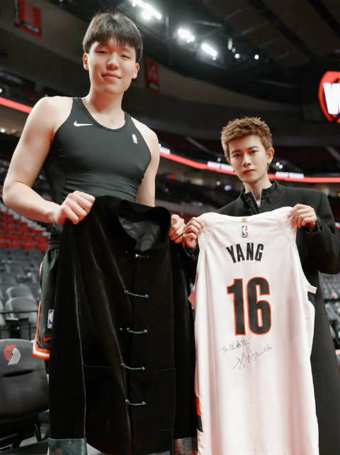 任嘉伦获山东同乡杨瀚森亲赠NBA比赛球衣