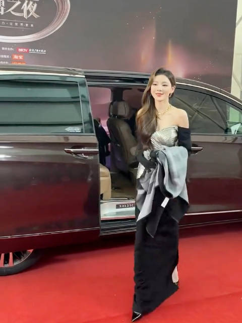 微博之夜明星众生相，杨幂理裙沈腾串门谢霆锋赶路