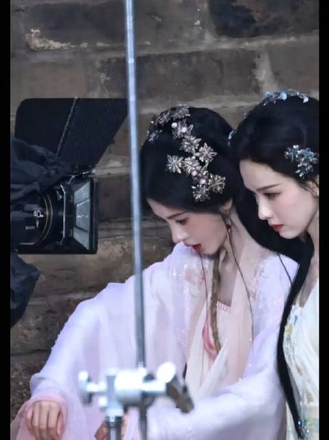 鞠婧祎指尖蝴蝶造型惊艳亮相