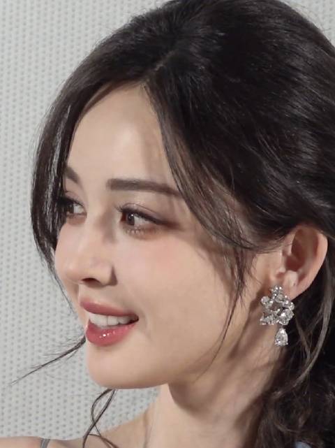 娜扎太美了~ 大眼睛扑闪扑闪的，美得干净又惊艳