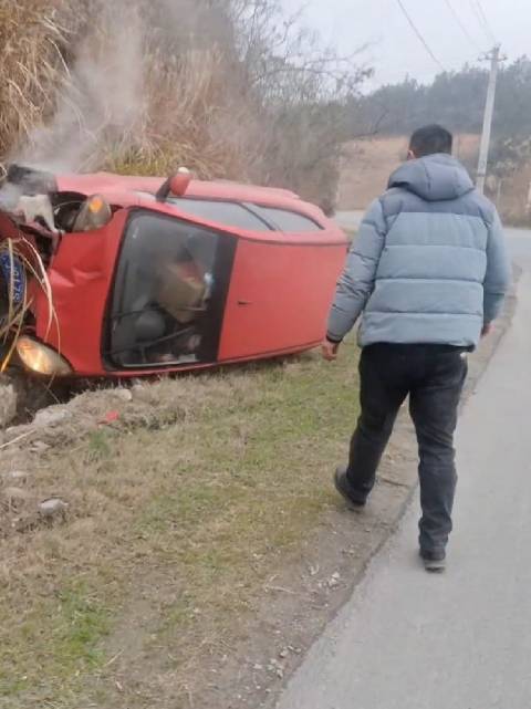 货车司机砸窗带头救人，众人合力救出翻车被困女司机