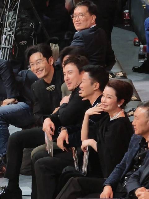 沈腾称最爱开心麻花剧，微博之夜与众星互动