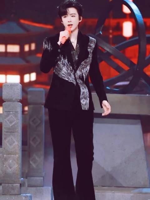 刘宇宁献唱《烽月》展现男模身材与高定造型