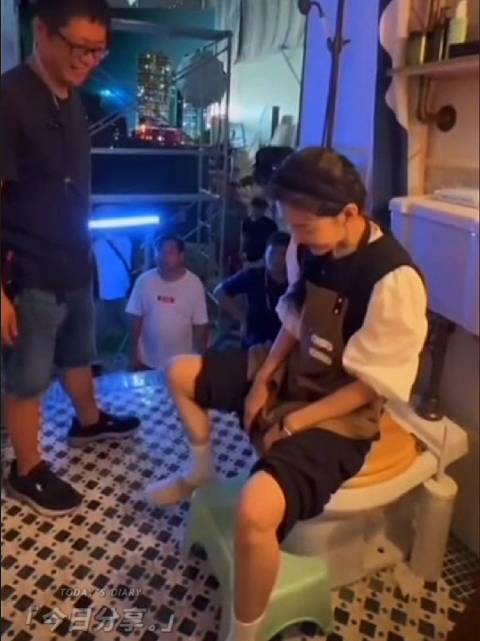 章若楠片场专注工作，白衬衫围裙造型引关注