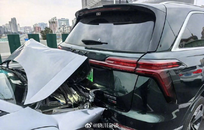 魏牌蓝山车身硬核抗撞、智驾精准避险