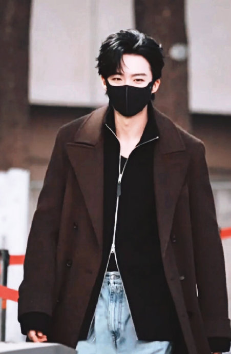 刘宇宁《你好星期六》帅气上班，190cm西装墨镜造型引爆热议