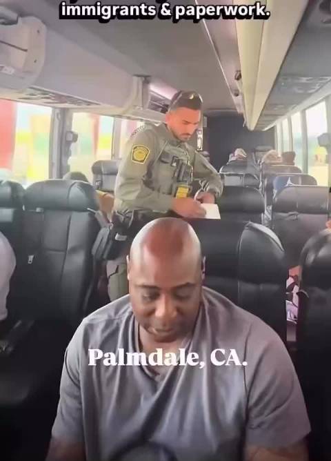 美国ice直接拦截客车开始搜查