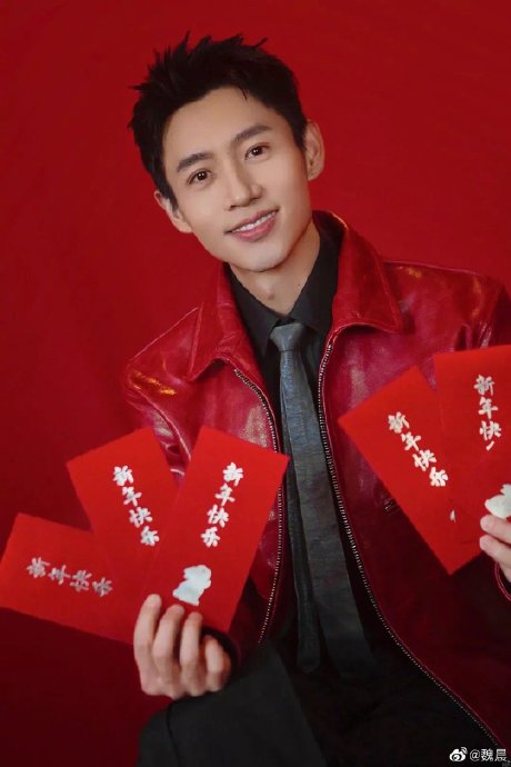 粉丝们对魏晨“西装领带包饺子”的反差形象有何评价？