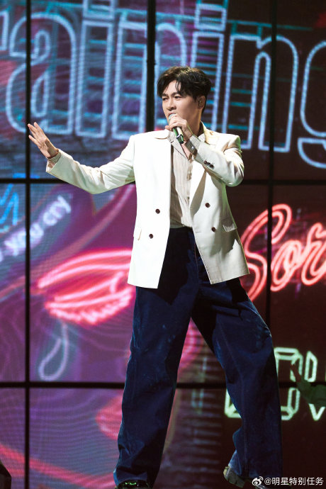 苏有朋与新生代同台唱跳，20岁年龄差引热议