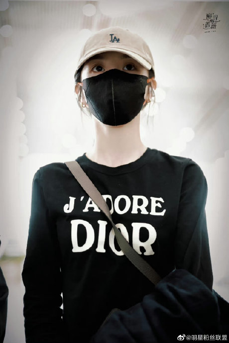 为什么田曦薇向粉丝挥手会引发网友热议？