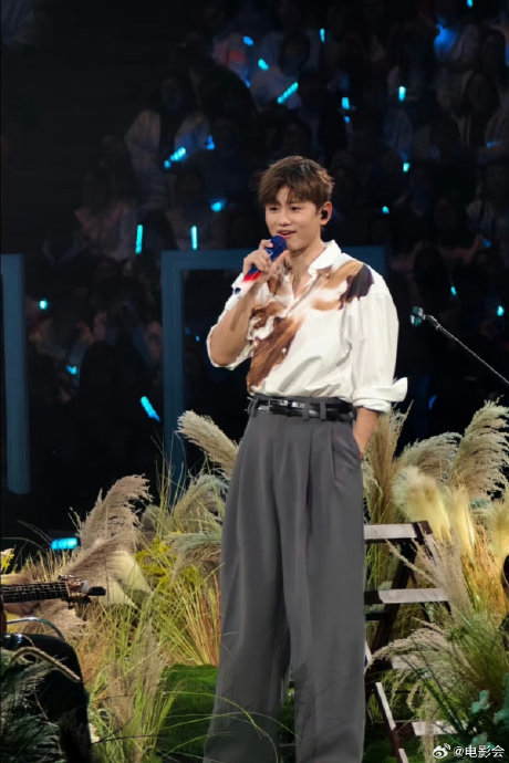 张杰2026年成都新春演唱会的舞美和现场互动有哪些独特设计？