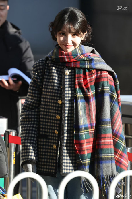 田曦薇春晚联排双丸子头萌翻全网，歪头挥手甜度爆表！