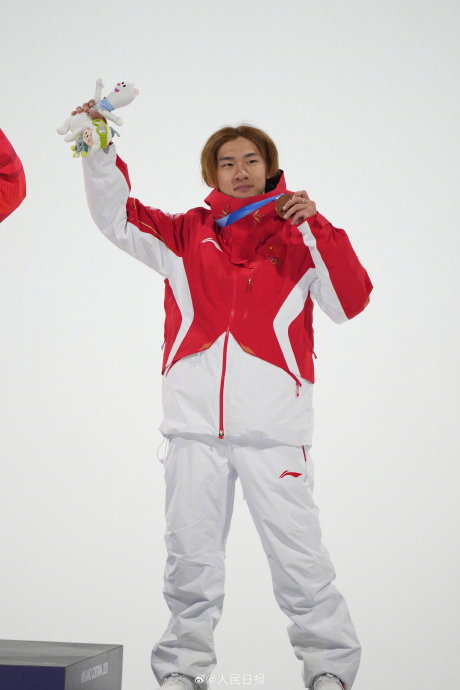 苏翊鸣在米兰冬奥会的堆雪球比赛中具体是如何夺冠的？