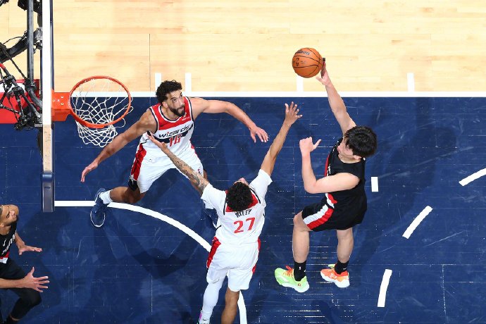 杨瀚森要如何改进防守才能提升在开拓者队的上场时间和作用？