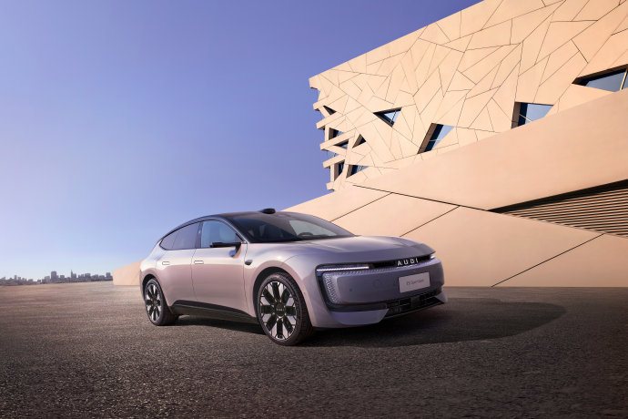 奥迪E5 Sportback在这次合作中展示了哪些具体的前沿科技和设计亮点？