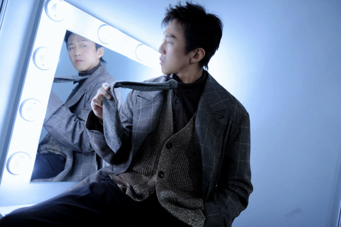 邓超的家庭生活和幽默感对他的公众形象有何影响？