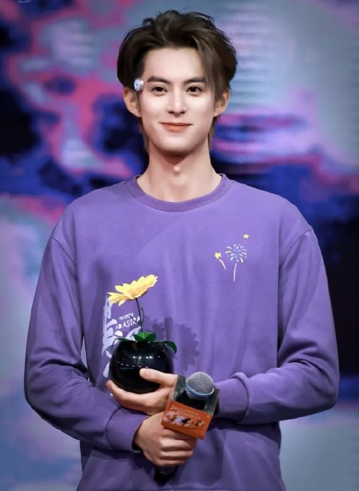 王鹤棣在活动中向张艺谋等人行90度鞠躬礼的具体过程是怎样的？